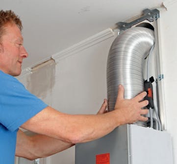 Tyst köksfläkt: Dra ner aluflexslangen från teleskopröret till fläkten Tyst köksfläkt: Dra ner aluflexslangen från teleskopröret till fläkten